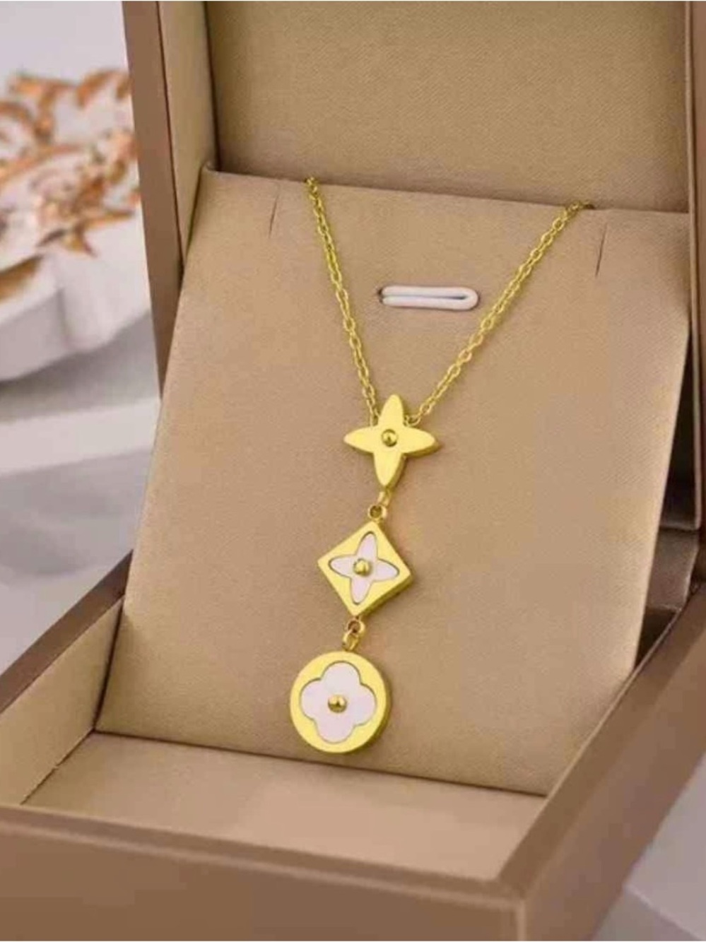 Elegant Gold White Sea Shell Clover Flower Pendant Necklace - Women Jewelry